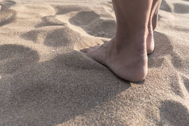Reife Frau mit barfuß auf Sand stehend - RFTF00133