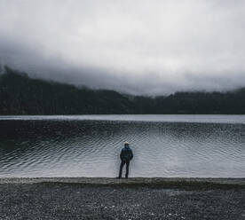 Mann mit Blick auf den See - UUF24932