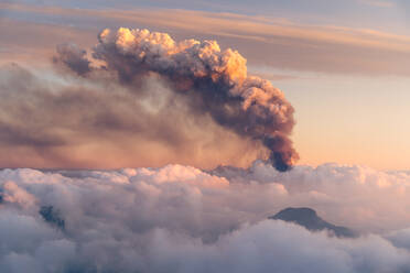 Wolkenmeer von oben und im Hintergrund schwarzer Rauch eines Vulkans: Vulkanausbruch der Cumbre Vieja auf La Palma, Kanarische Inseln, Spanien, 2021 - ADSF31273