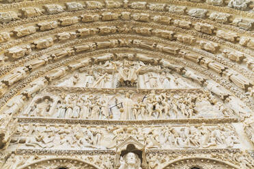Frankreich, Cher, Bourges, Verschnörkelter Eingangsbogen der Kathedrale von Bourges - GWF07207