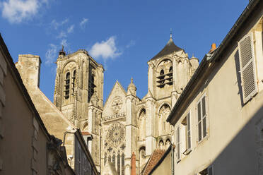 Frankreich, Cher, Bourges, Häuser vor der Kathedrale von Bourges - GWF07209