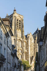 Frankreich, Cher, Bourges, Häuser vor der Kathedrale von Bourges - GWF07210