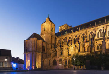 Frankreich, Cher, Bourges, Seitenwand der Kathedrale von Bourges in der Abenddämmerung - GWF07213