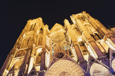 Frankreich, Cher, Bourges, Beleuchtete Fassade der Kathedrale von Bourges bei Nacht - GWF07214