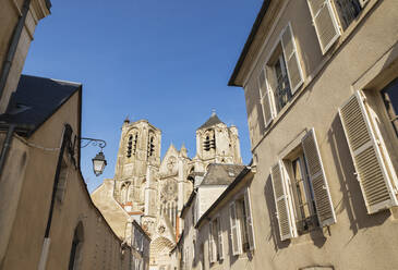 Frankreich, Cher, Bourges, Häuser vor der Kathedrale von Bourges - GWF07215