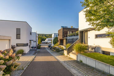 Germany, Baden-Wurttemberg, Esslingen, Driveway between modern suburban houses - WDF06642