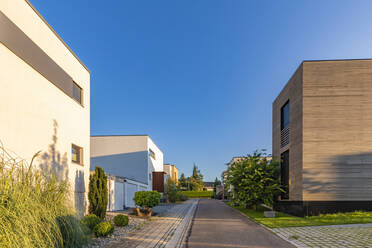 Deutschland, Baden-Württemberg, Esslingen, Klarer Himmel über modernen Vorstädten - WDF06643