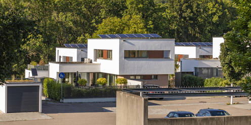 Deutschland, Baden-Württemberg, Esslingen, Modernes Vorstadthaus mit Sonnenkollektoren - WDF06644