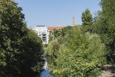Deutschland, Sachsen, Leipzig, Grüne Bäume am Karl-Heine-Kanal im Sommer - GWF07221