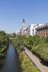 Deutschland, Sachsen, Leipzig, Reihenhaussiedlung am Karl-Heine-Kanal im Sommer - GWF07223