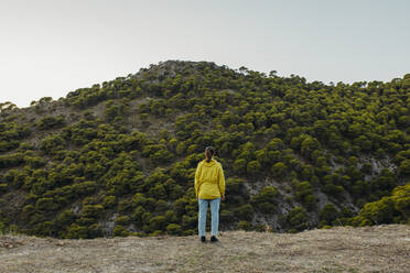 Woman looking at mountain - DMGF00558