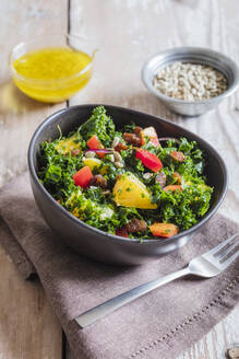 Schüssel mit Grünkohlsalat mit Paprika und Orange - EVGF03924