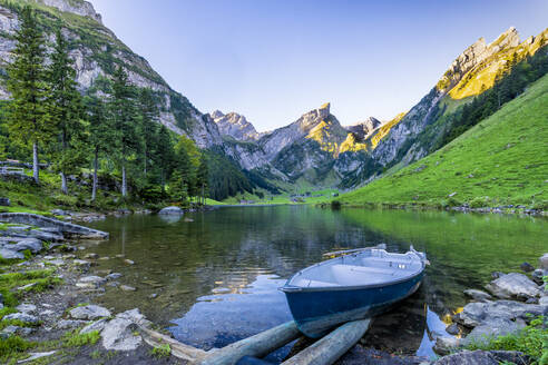 Ruderboot links am malerischen Ufer des Seealpsees in der Morgendämmerung - STSF03050