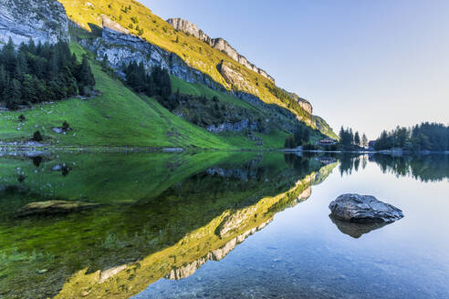 Berge spiegeln sich im klaren Wasser des Seealpsees in der Morgendämmerung - STSF03052