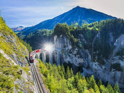 Schweiz, Kanton Graubünden, Zug überquert Landwasserviadukt im Sommer - STSF03057