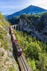 Schweiz, Kanton Graubünden, Zug überquert Landwasserviadukt im Sommer - STSF03058