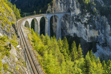 Schweiz, Kanton Graubünden, Landwasserviadukt im Sommer - STSF03059