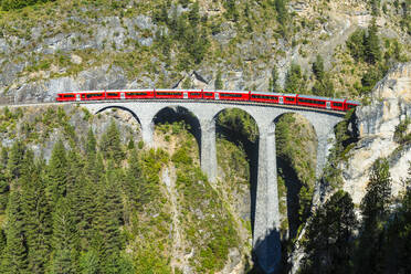 Schweiz, Kanton Graubünden, Zug überquert Landwasserviadukt im Sommer - STSF03060