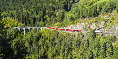 Schweiz, Kanton Graubünden, Zug überquert Landwasserviadukt im Sommer - STSF03061