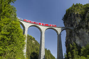 Schweiz, Kanton Graubünden, Tiefblick auf einen Zug beim Überqueren des Landwasserviadukts im Sommer - STSF03062