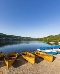 Klarer Himmel über Ruderbooten am Ufer des Titisee - WDF06646