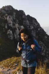 Wanderer mit Rucksack auf Berg - MRAF00721