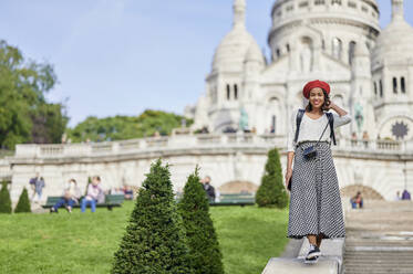 Weibliche Touristin mit Hand im Haar an der Basilique Du Sacre Coeur, Montmartre in Paris, Frankreich - KIJF04249