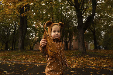 Junge spielt mit trockenem Blatt im Herbst Park - SSGF00135