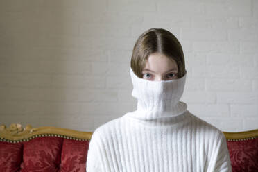 Teenager-Mädchen mit verdecktem Gesicht aus weißem Rollkragenpullover - PSTF00961