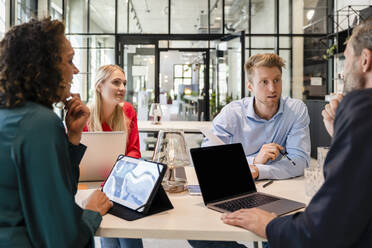 Mitarbeiter diskutieren bei einer Bürobesprechung - DIGF16638