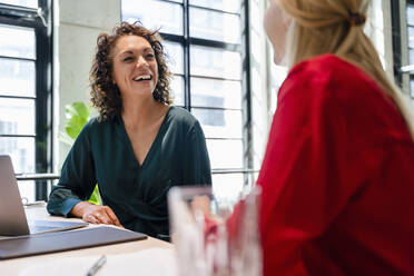 Glückliche Geschäftsfrauen bei einem Treffen im Büro - DIGF16669