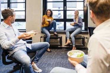 Mitarbeiter in der Mittagspause im Coworking-Büro - DIGF16690