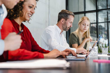 Mitarbeiter arbeiten in einer Besprechung im Büro zusammen - DIGF16816