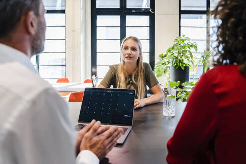 Personalverantwortlicher beim Vorstellungsgespräch mit dem Bewerber im Büro - DIGF16847