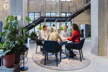 Kollegen diskutieren in einer Besprechung im Büro - DIGF16861