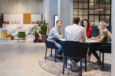 Mitarbeiter bei einer Besprechung im Büro - DIGF16869