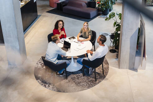 Mitarbeiter diskutieren in einer Besprechung in der Büro-Lobby - DIGF16879