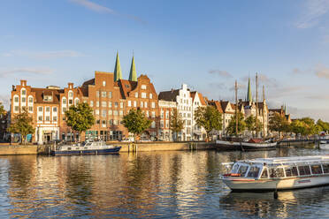 Deutschland, Schleswig-Holstein, Lübeck, Travekanal mit historischen Stadthäusern im Hintergrund - WDF06651