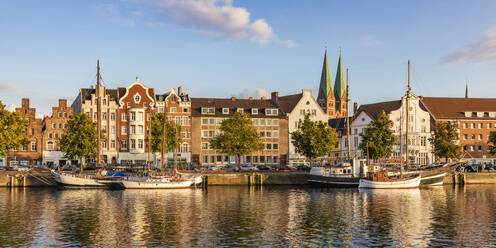 Deutschland, Schleswig-Holstein, Lübeck, Panoramablick auf Segelschiffe entlang des Travekanals mit historischen Stadthäusern im Hintergrund - WDF06652