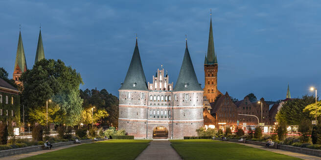 Deutschland, Schleswig-Holstein, Lübeck, Panoramablick auf den Holstentorplatz und das Holstentor in der Abenddämmerung - WDF06657