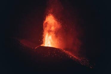 Heiße Lava und Magma, die nachts aus dem Krater strömen. Vulkanausbruch des Cumbre Vieja auf den Kanarischen Inseln La Palma, Spanien, 2021 - ADSF31277