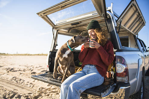 Junge Frau genießt Tasse Kaffee in den Morgen Strand Auto Camping - CAVF94963