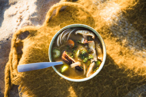 Vertikale Aufnahme von Suppe beim Camping im Strandwagen - CAVF94968