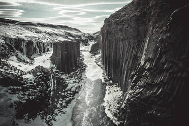 Verschneite Studlagil-Schlucht aus der Vogelperspektive - CAVF95002