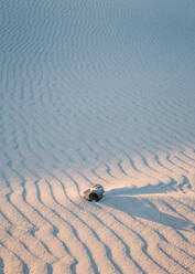 Eine Aluminiummülltonne verunreinigt eine Sanddüne, White Sands New Mexico - CAVF95004
