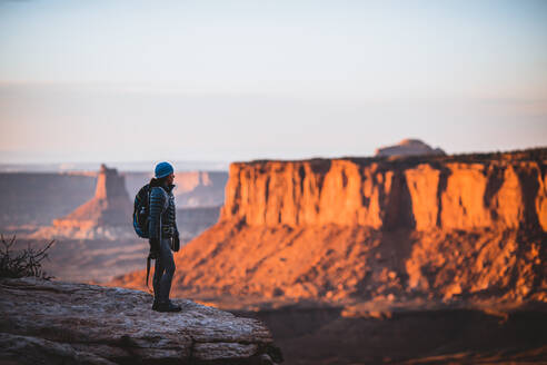 Wanderin blickt bei Sonnenuntergang über den Canyonlands National Park, Utah - CAVF95006