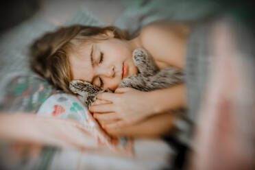5 Jahre altes Mädchen schläft in ihrem Bett zu Hause - CAVF95043