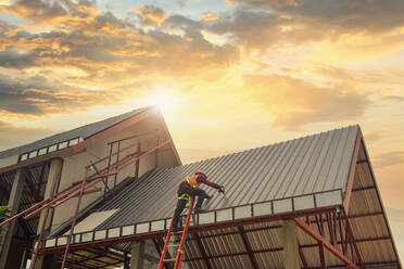 Dachdecker Bauarbeiter installieren neues Dach, Dachdeckerwerkzeuge - CAVF95057