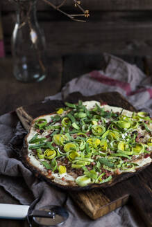 Tarte flambee with leeks and bacon - SBDF04530