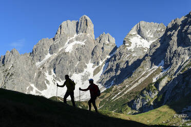 Wanderer mit Stöcken beim Wandern am Berg, Rinderfeld, Salzburg, Österreich - ANSF00048
